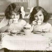 5510 - Two girls drinking tea